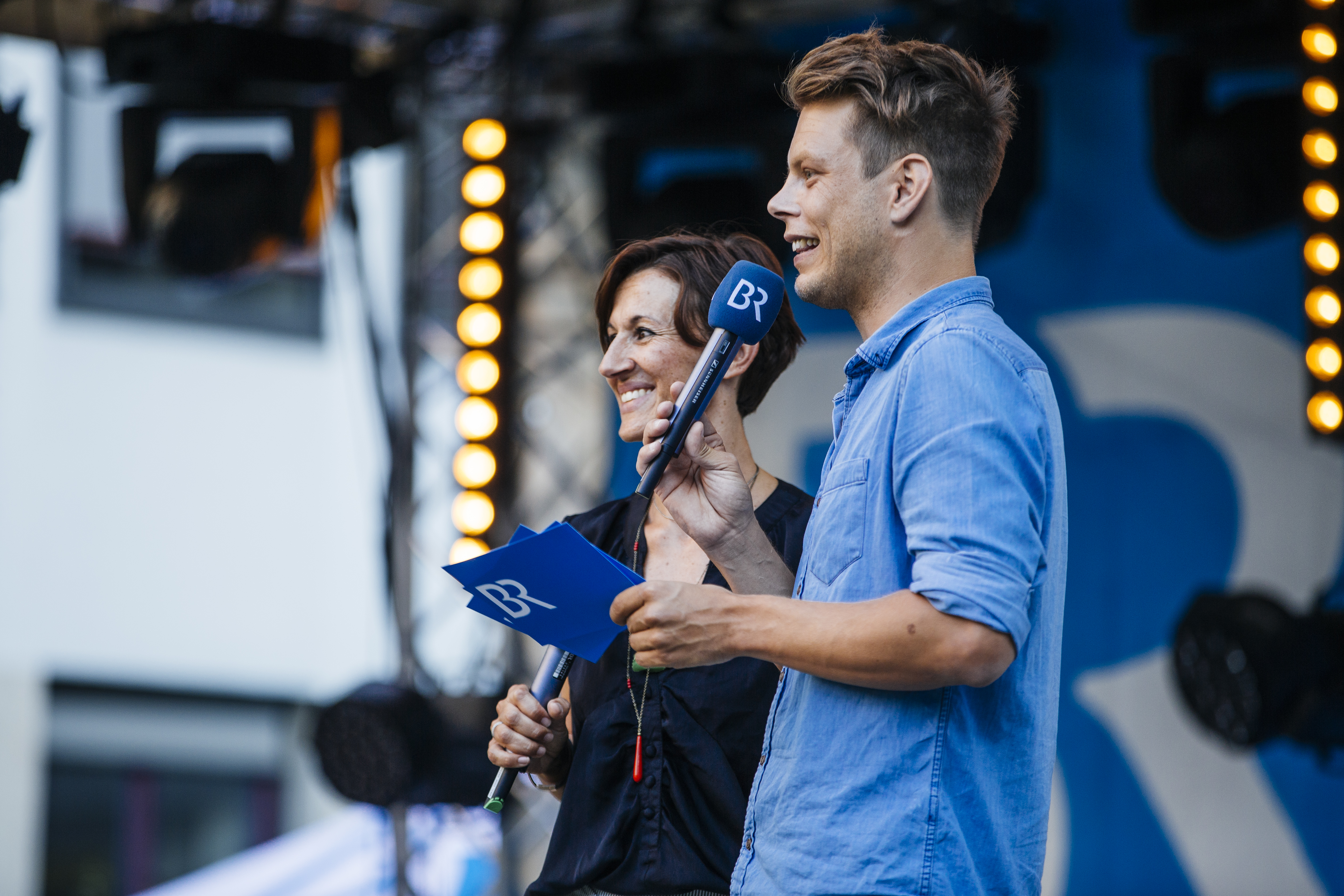 Das Moderatoren-Duo Tina Gentner und Nico Brugger auf dem BR-Betriebsfest 2018